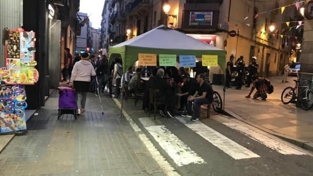 Los vecinos del Raval ocupan la calle para protestar contra la inseguridad en el barrio / CG