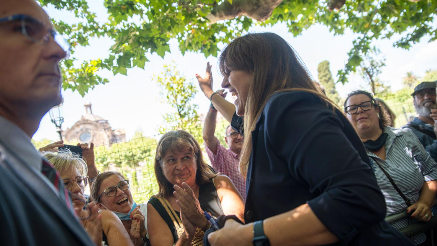 Laura Borràs, expresidenta del Parlament, saludando a sus seguidores / EP