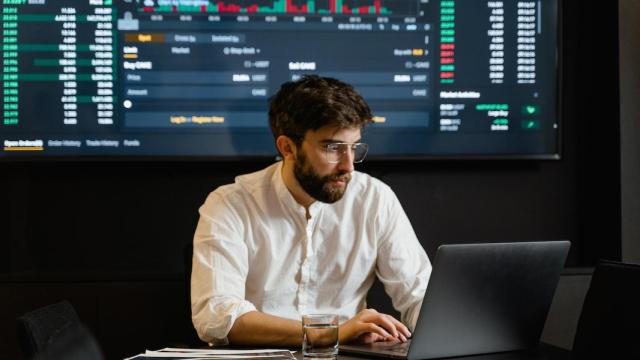 Bróker analizando el mercado / PEXELS