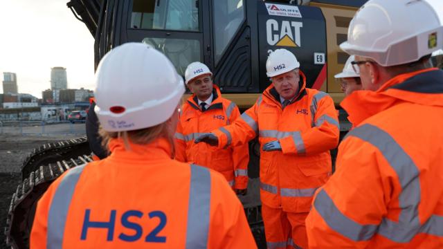 El primer ministro británico, Boris Johnson, en las obras de la segunda línea de AVE del país / EP
