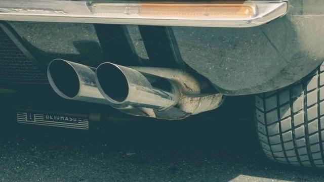 Imagen de archivo del tubo de escape de un vehículo / EP