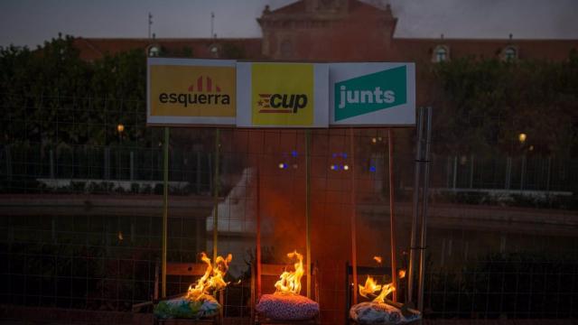Quema de sillas con los nombres de ERC, CUP y JxCat ante el Parlament - LORENA SOPENA - EUROPA PRESS