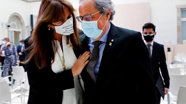 Laura Borràs (JxCat), abrazando al expresidente de la Generalitat, Quim Torra, tras ser elegida presidenta del Parlament / EFE