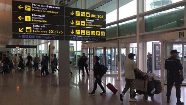 Agentes de la Policía Nacional custodian los accesos al aeropuerto de El Prat / CG