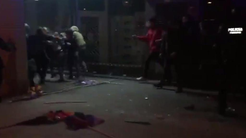 Mossos cargan contra manifestantes contrarios a Vox en Terrassa / TWITTER