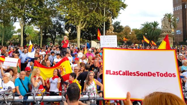Protesta convocada por la España Ciudadana en Barcelona para arropar a la mujer agredida por quitar lazos amarillos / CG