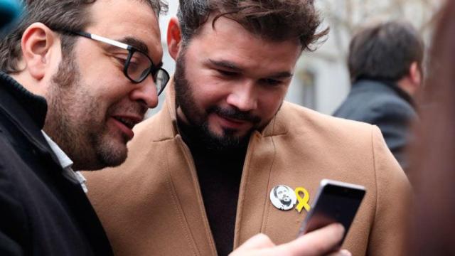 Gabriel Rufián, portavoz adjunto de ERC en el Congreso (d) y el exalcalde de Sabadell, Juli Fernàndez, ayer ante el Supremo / EFE