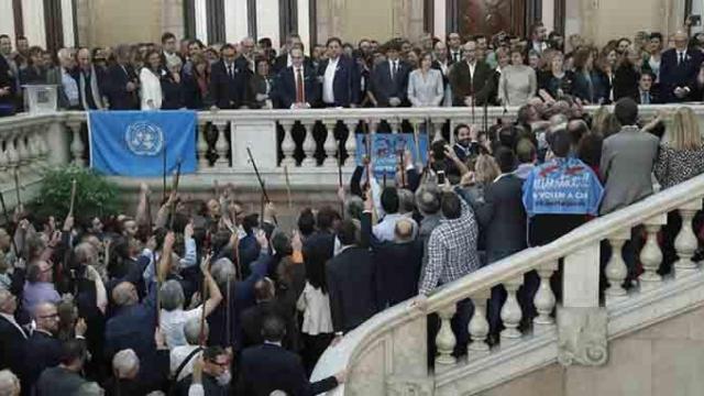 200 alcaldes 'indepes' viajan a Bruselas para apoyar a Puigdemont