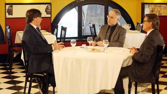 Entrevista al presidente catalán Carles Puigdemont y Artur Mas en El Punt Avui TV / CG