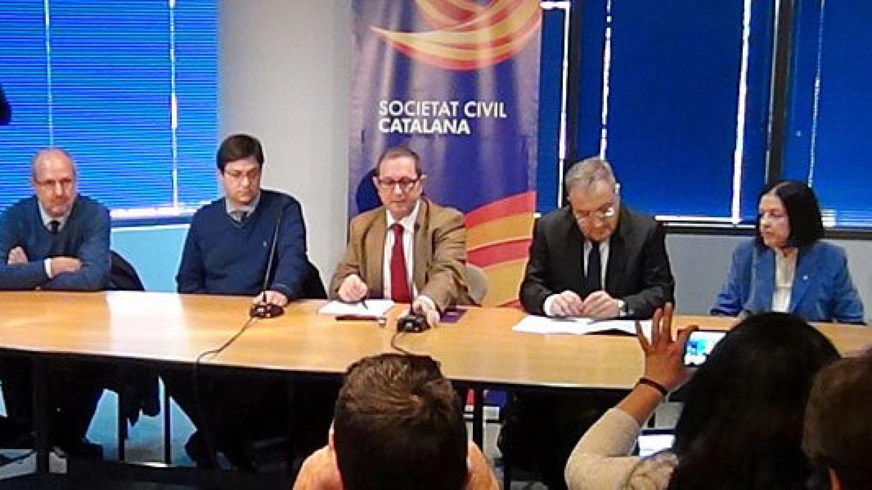Rueda de prensa de SCC, con el responsable de la sectorial jurídica de la entidad, Rafael Arenas, en el centro