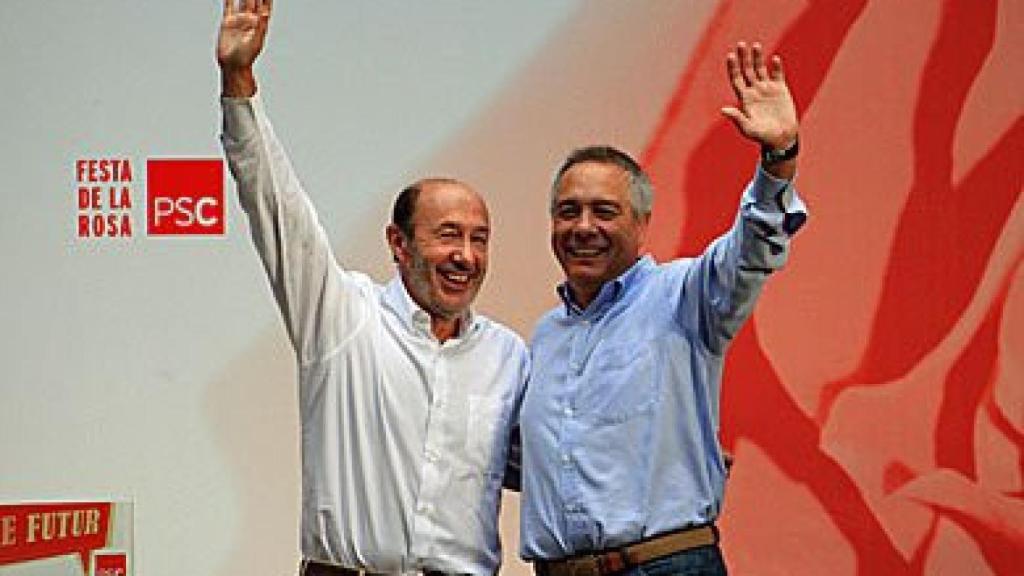 Los líderes del PSOE y el PSC, Alfredo Pérez Rubalcaba y Pere Navarro, respectivamente, durante la Fiesta de la Rosa de este domingo