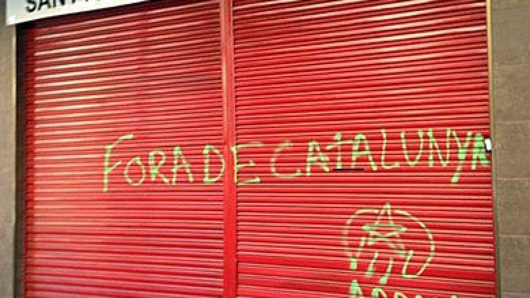 Pintadas en la fachada de la sede del PSC en Sant Adrià de Besós (Barcelona)