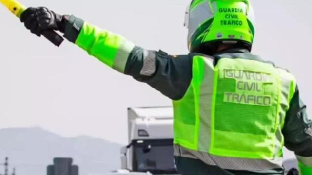 Imagen de archivo de un Guardia Civil de Tráfico de la DGT, como los que se desplazaron este sábado al accidente producido en la A-49 en Bollullos de la Mitación / EP