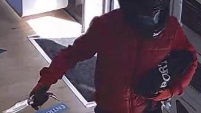 El atracador, con la navaja en la mano, durante uno de los robos / MOSSOS