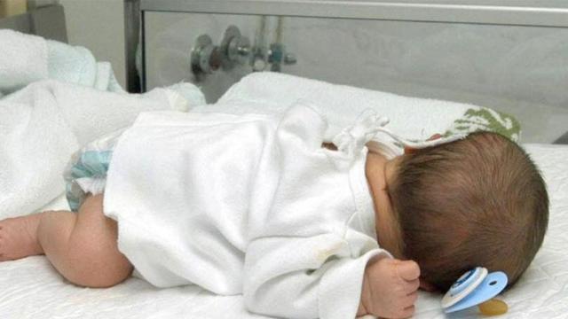 Un bebé en un hospital / EFE