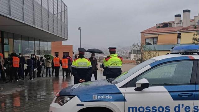 Agentes de los Mossos d'Esquadra vigilan un colegio electoral / MOSSOS