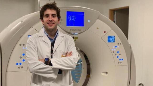 Javier Farelo, el médico que abandera la lucha por la equiparación de los MIR en Cataluña / CG