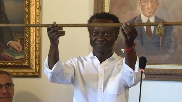 Arrojan un cordero negro muerto en la casa del primer alcalde de color de Baleares