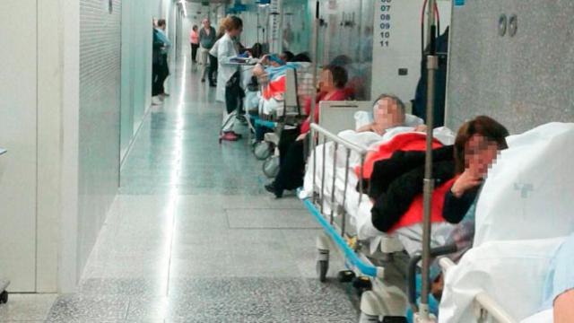 Pacientes que esperan cama en un pasillo del Hospital Moisès Broggi ayer / CG