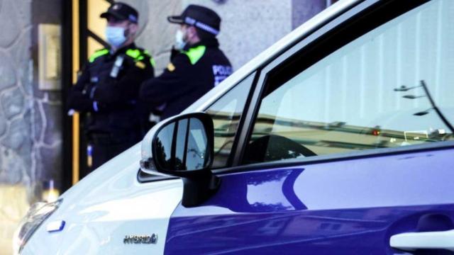 Agentes de la Guardia Urbana, como los que el lunes detuvieron a un hombre que cometió una infracción vial y descubrieron que había quebrantado una orden de alejamiento / EUROPA PRESS