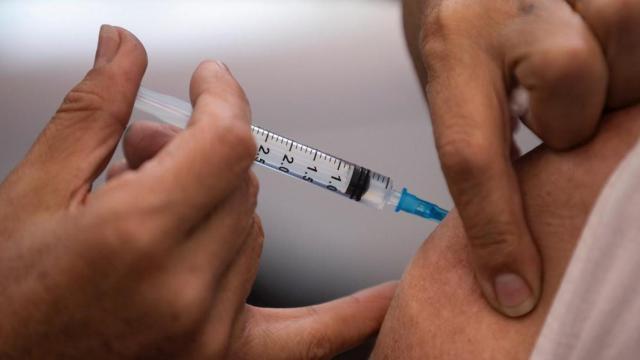 Una enfermera administra una dosis de la vacuna contra el coronavirus a uno de sus pacientes / EFE