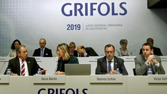 Varios miembros de la familia Grifols durante la junta de accionistas / EFE