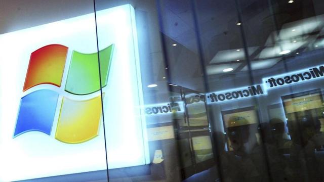 El logotipo de Windows en una tienda de Microsoft, que ha anunciado el fin de Internet Explorer / EFE