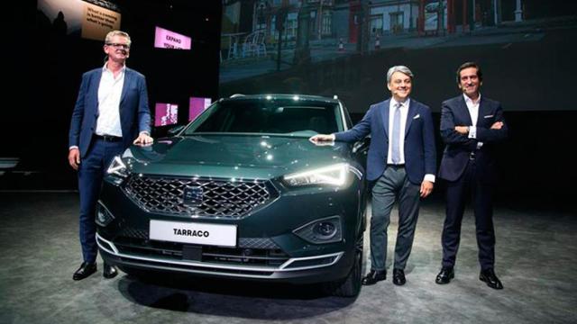 De izquierda a derecha, los directivos de Seat Matthias Rabe, Luca Meo y Alejandro Mesonero, durante la presentación del Seat Tarraco / EFE