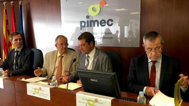 Pimec presenta el 15 Anuario de las Pymes Catalana con su autor, Modest Guinjoan (d); el secretario de Empresa de la Generalitat, Jaoquim Ferrer (2d); el presidente de la patronal, Josep González (2i); y representante de Banco SAbadell, José Luis Montesin