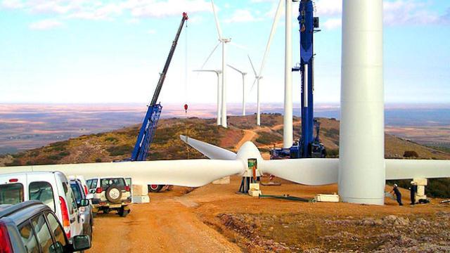 Varios operarios de Ges en pleno montaje de un aerogenerador / GES