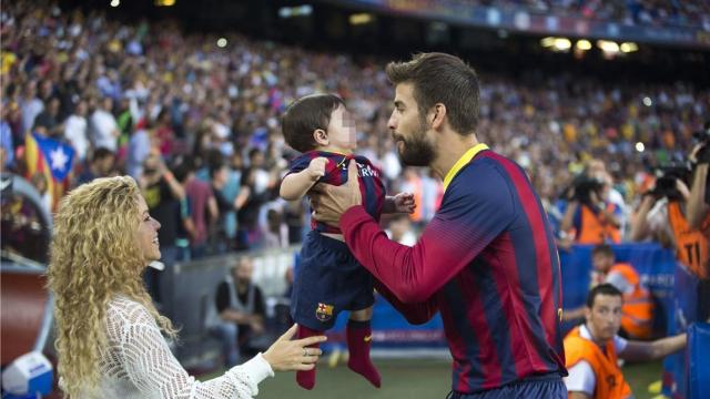 Shakira y Gerard Piqué junto con su hijo mayor Milan, en una imagen de archivo / EFE