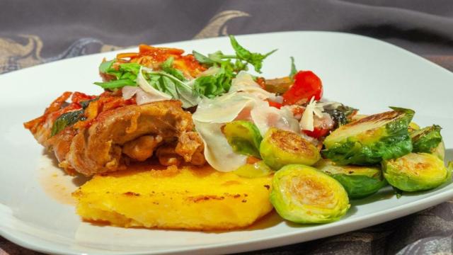 Plato de pollo con polenta / David B Townsend en UNSPLASH