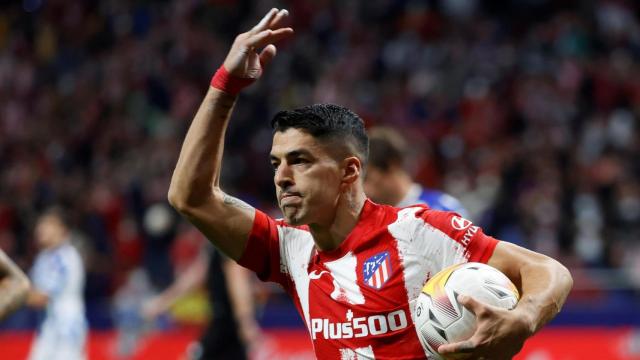 Luis Suárez celebra uno de los dos goles que le marcó a la Real Sociedad / EFE