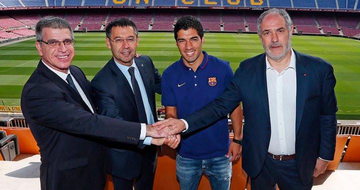 Jordi Mestre, Bartomeu y Zubizarreta presentaron a Luis Suárez en 2014 / FCB