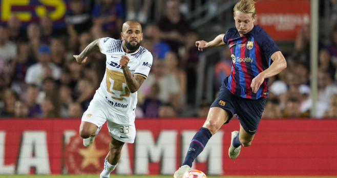 Frenkie de Jong, perseguido por Dani Alves en el Gamper / EFE