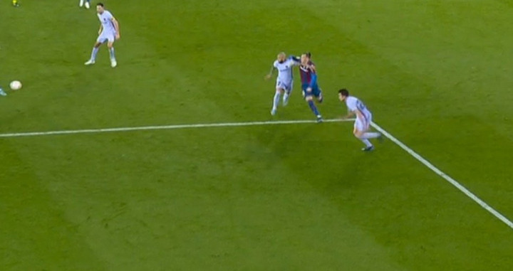 La acción de Alves contra Son, que fue pitada como penalti por Munuera Montero / Redes