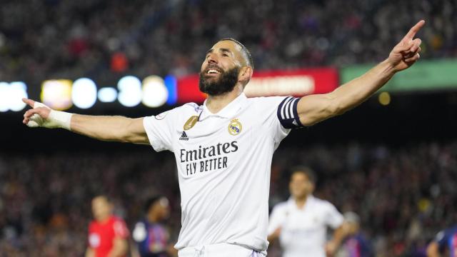 Benzema, eufórico, celebra su último gol al Barça / EFE