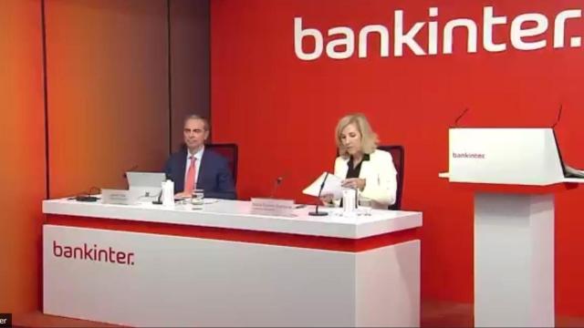 La consejera delegada de Bankinter, María Dolores Dancausa, junto al director financiero, Jacobo Díaz / EP