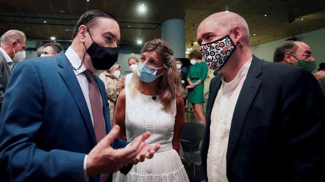 La vicepresidenta segunda y ministra de Trabajo, Yolanda Díaz (centro), con Unai Sordo, secretario general de CCOO (derecha), y Pedro J. Ramírez, director de El Español (izquierda) / EFE