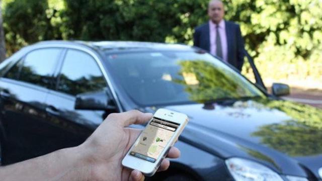 Un usuario con la aplicación de Cabify, una de las compañías que opera licencias de VTC y que estaría afectada por el reglamento metropolitano / EFE