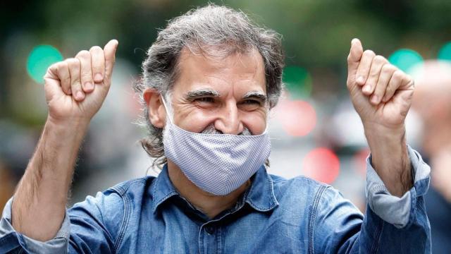 Jordi Cuixart, presidente de Òmnium Cultural, recibido por más de un centenar de personas ante la sede de Òmnium el día que la Generalitat prohibió las reuniones de más de 10 personas en Barcelona / EFE