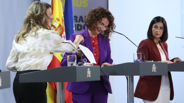 La ministra Trabajo y Economía Social, Yolanda Díaz, la ministra portavoz y de Hacienda, María Jesús Montero y la ministra de Política Territorial y Función Pública, Carolina Darias, en rueda de prensa posterior al Consejo de Ministros del Gobierno / EURO