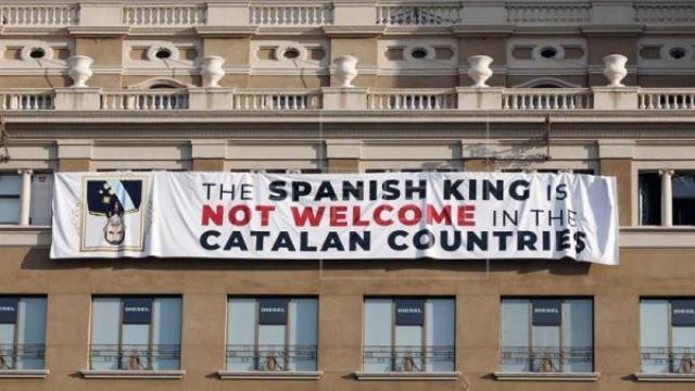 Imagen de la enorme pancarta que presidió el 17A la plaza de Cataluña de Barcelona / EFE
