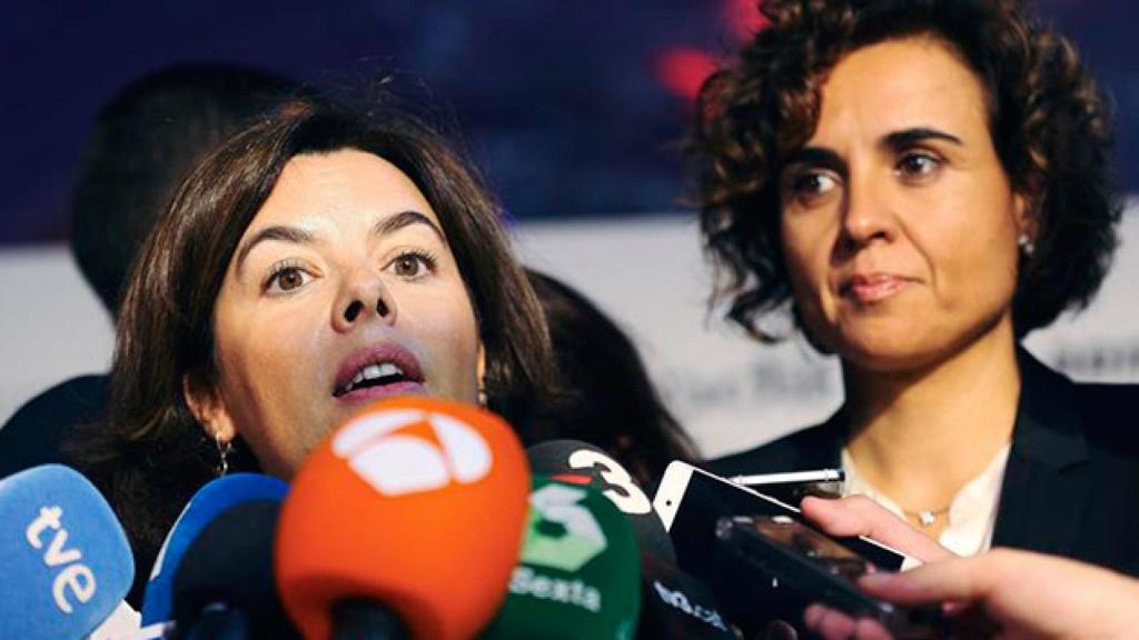 La vicepresidenta del Gobierno Soraya Sáez de Santamaría (i), acompañada por la ministra de Sanidad Dolors Montserrat, atiende a la prensa a su llegada a la cena de gala de la nit de la logística, hoy en Barcelona. EFE