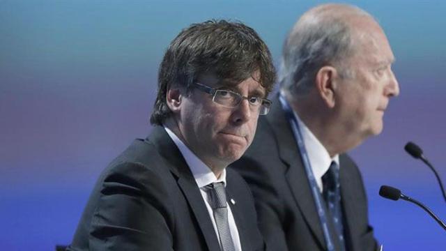 El presidente catalán Carles Puigdemont (i), junto al presidente del Círculo de Economía, Juan José Brugera / EFE