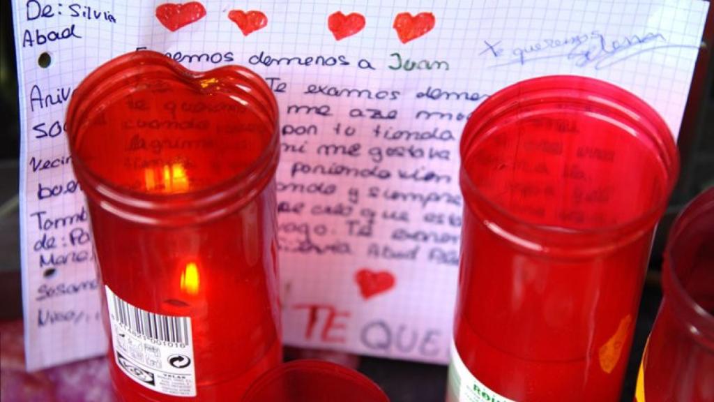 Amigos y vecinos del empresario del Gayxample Juan Andrés Benítez, fallecido tras ser detenido por los Mossos d'Esquadra, improvisaron un altar en su memoria a la entrada de su tienda, en el cruce de las calles Consejo de Ciento y Muntaner de Barcelona