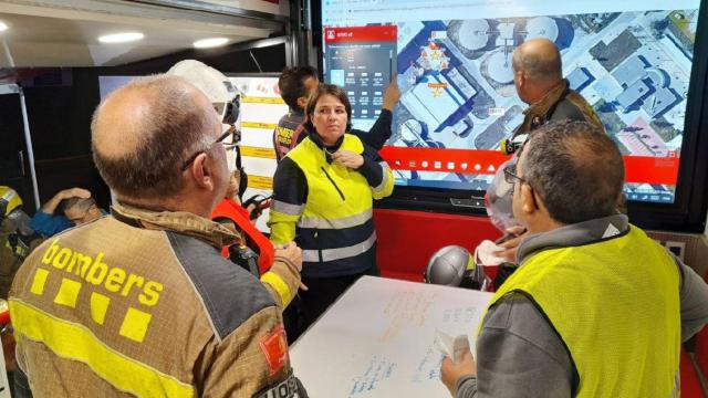 Los Bombers de la Generalitat trabajan en la extinción del incendio en la depuradora de El Prat de Llobregat / BOMBERS