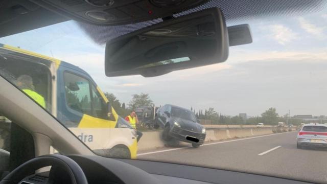 Un conductor pierde el control del vehículo y se sube en la mediana de la AP-7 en Salt