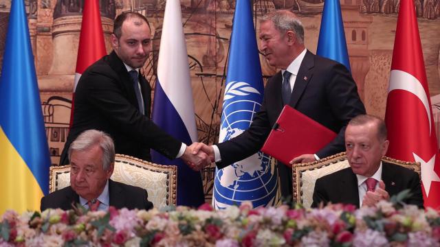 El presidente turco, Recep Tayyip Erdogan (abajo a la derecha), el secretario general de la ONU, Antonio Guterres (abajo a la izquierda), Oleksandr Kubrakov (arriba a la izquierda), el ministro de Infraestructura de Ucrania y el ministro de Defensa turco, Hulusi Akar (arriba a la derecha), asisten a una firma ceremonia del acuerdo de envío de cereales entre Turquía-ONU, Rusia y Ucrania después de su reunión en Estambul (Turquía) - EFE/EPA/SEDAT SUNA