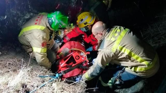 Los bomberos rescatan al joven despeñado en Tona / BOMBERS